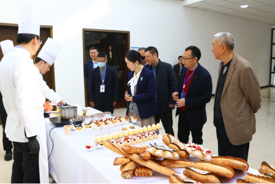 说明: http://www.cqbvc.edu.cn/__local/C/48/34/348B0ADF55DD9B3B9357FF4441C_6DFE65BB_C89C3.png